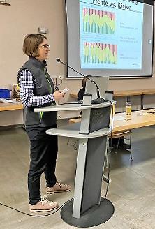 Julia Haas vom AELF referierte in Weingarts &uuml;ber den Waldzustand.