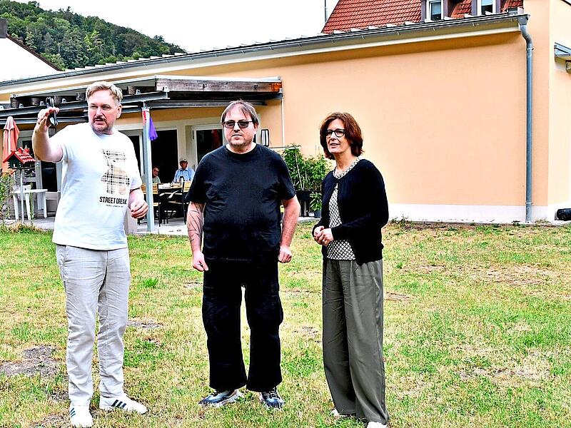 Markus Weigel (links) zeigt Daniel Bettge und Katrin Wagner vom Br&uuml;ckenwerk die Au&szlig;enanlagen der Senioren-WG &bdquo;Magnusturm&ldquo; in Kasendorf. Stephan Herbert Fuchs