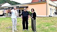 Markus Weigel (links) zeigt Daniel Bettge und Katrin Wagner vom Brückenwerk die Außenanlagen der Senioren-WG „Magnusturm“ in Kasendorf. Stephan Herbert Fuchs Markus Weigel (links) zeigt Daniel Bettge und Katrin Wagner vom Brückenwerk die Außenanlagen der Senioren-WG „Magnusturm“ in Kasendorf. Stephan Herbert Fuchs