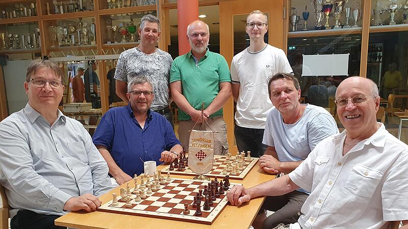Die Kitzinger Regionalliga-Meistermannschaft (von links) mit Karl-Heinz Kannenberg, Georg Kwossek, Dimitriy Cernins, Leo Eckert, Markus Sendner, Matthias Basel und Konstantin Kunz. Zur Mannschaft geh&ouml;rt auch Hans Nu&szlig;baumer.