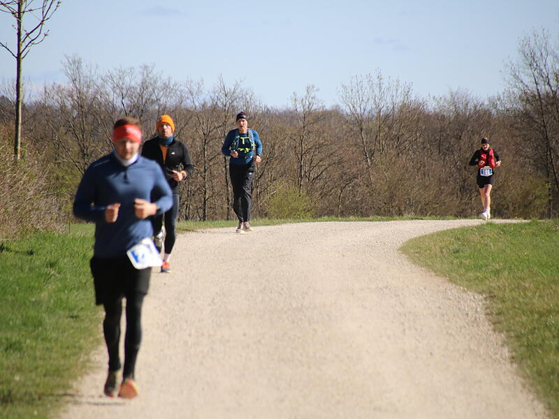 Strahlender Sonnenschein, aber nur niedrige Plusgrade erwartete die L&auml;ufer beim 19. Obermain-Marathon rund um Bad Staffelstein. Die Marathon-Strecke f&uuml;hrte wieder an den beiden Wahrzeichen der Kurstadt, dem Kloster Banz und der Basilika Vierzehnheiligen vorbei.