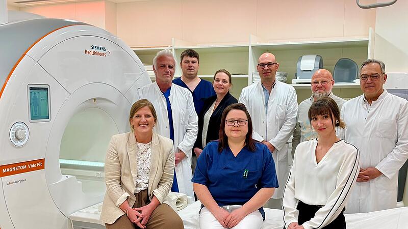 Große Freude über das neue 3-Tesla-MRT der neuesten Generation – für noch präzisere Diagnosen und mehr Patientenkomfort: Das Team der Klinik für Diagnostische Radiologie rund um Chefarzt PD Dr. Lukas Lehmkuhl (m.) sowie die Projektverantwortlichen...