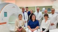 Große Freude über das neue 3-Tesla-MRT der neuesten Generation – für noch präzisere Diagnosen und mehr Patientenkomfort: Das Team der Klinik für Diagnostische Radiologie rund um Chefarzt PD Dr. Lukas Lehmkuhl (m.) sowie die Projektverantwortlichen...