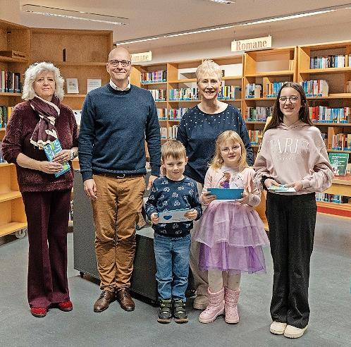 OB Dirk Vogel (2.v.l.) und Ulrike Stegmann (hinten) k&uuml;rten die eifristen Leser (v.l.): Heidemarie Eberhard, Theo M&uuml;ller, Mia Mahlmeister und Bella Schlereth.