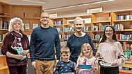 OB Dirk Vogel (2.v.l.) und Ulrike Stegmann (hinten) k&uuml;rten die eifristen Leser (v.l.): Heidemarie Eberhard, Theo M&uuml;ller, Mia Mahlmeister und Bella Schlereth.
