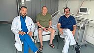 Freuen sich mit dem Patienten über den gelungenen Eingriff: Halil Celepci (links) und Arbër Rashani. SKOF Freuen sich mit dem Patienten über den gelungenen Eingriff: Halil Celepci (links) und Arbër Rashani. SKOF