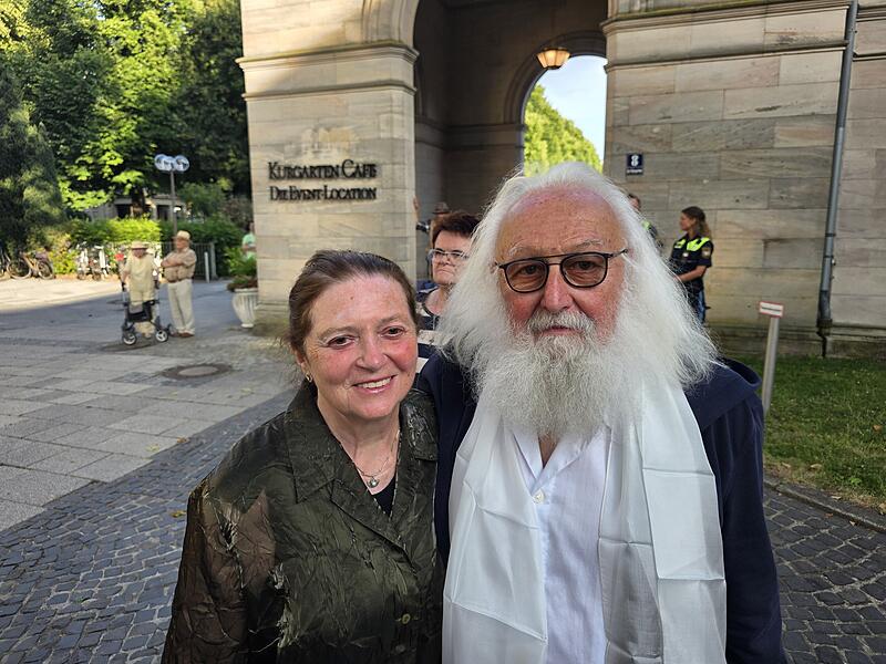 Joe Höttinger sitzt beim Kissinger Sommer immer in der ersten Reihe Joe und Lisa Höttinger vor dem Regentenbau, als Politiprominenz zum Staatsempfang lud. Joe Höttinger erklärt seiner Frau dann gerne, was sich abspielt.
