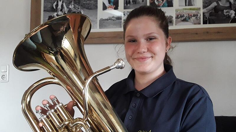 Mona Reuß mit ihre Euphonium, mit dem sie beim Symphonic Mob in Bad Kissingen teilnimmt. Mona Reuß mit ihre Euphonium, mit dem sie beim Symphonic Mob in Bad Kissingen teilnimmt.