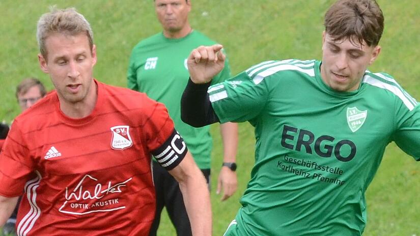 Peter Schebler (links) vom SV Birkenfeld und Luis Schlicker vom SV Kürnach kämpfen um den Ball. Die Kürnacher setzten sich im Hinspiel mit 4:1 in Birkenfeld durch. Zur Winterpause führt der SV Birkenfeld die Tabelle der Fußball-Bezirksliga West vor dem SV Kürnach an.