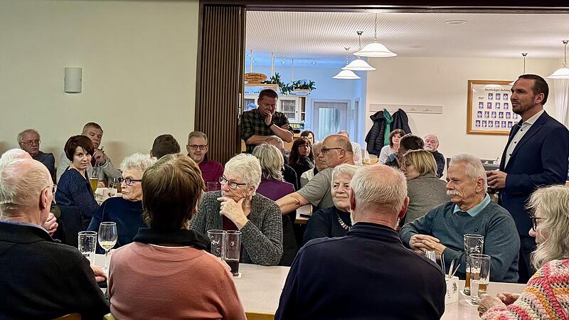 Matthias Scholz (rechts im Bild, stehend) m&ouml;chte neuer B&uuml;rgermeister von He&szlig;dorf werden.