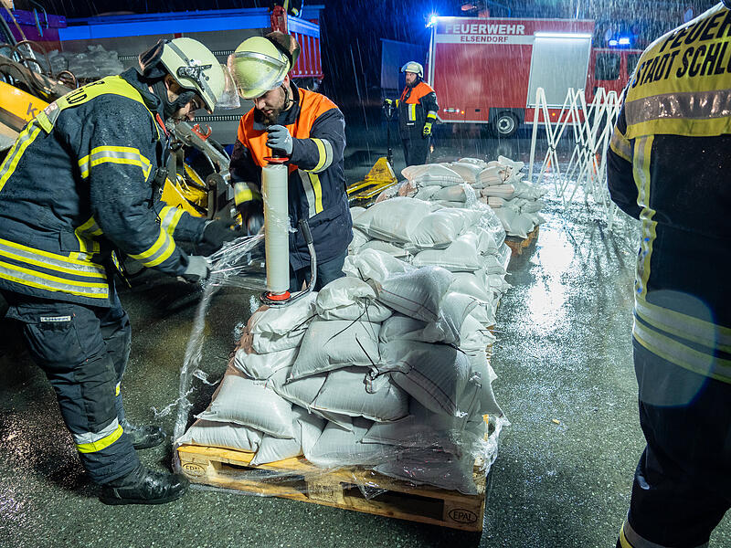Hochwasserlage in Franken angespannt: Einsatzkr&auml;fte bereiten etliche Sands&auml;cken vor