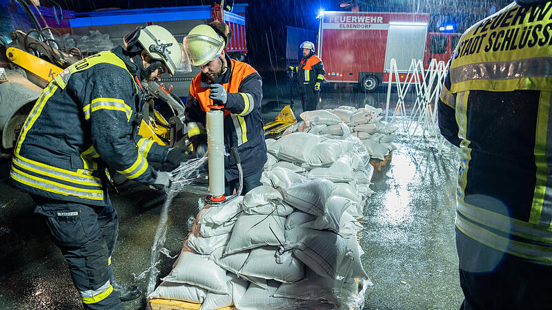 Hochwasserlage in Franken angespannt: Einsatzkr&auml;fte bereiten etliche Sands&auml;cken vor