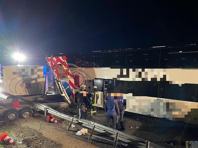 er Bus an der  Unfallstelle