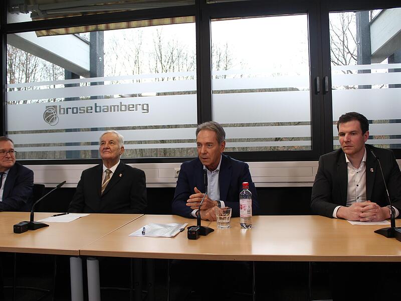 Bei einer Pressekonferenz mit Oberbürgermeister Andreas Starke (l.), Brose-Präsident Norbert Sieben (2.v.l.) und Geschäftsführer Philipp Höhne (r.)  bot Michael Stoschek die Bamberger Basketball-GmbH zu einem symbolischen Kaufpreis von einem Euro an.