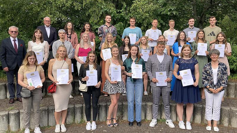Die ausgezeichneten Sch&uuml;lerinnen und Sch&uuml;ler der Staatlichen Berufsschule Bad Kissingen mit stellvertretenden Landrat Gotthard Schlereth (links), dem Vorsitzenden des F&ouml;rdervereins, Thomas Leiner (hinten links), sowie Oberstudiendirektorin Karin M...