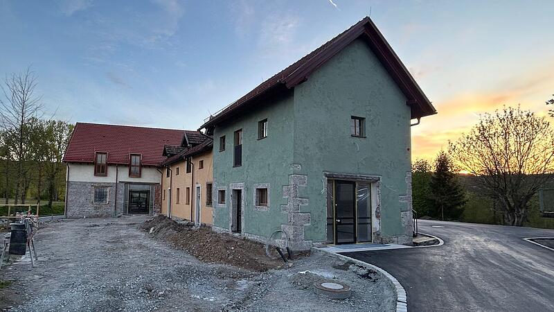 Die Arbeiten am Alten Hafen in Marktsteft sind auf der Zielgeraden, mit einem Festakt zum Auftakt des Hafenfestes erfolgt die Einweihung im Juli, wie Bürgermeister Thomas Reichert am Donnerstag bekannt gab. Die Arbeiten am Alten Hafen in Marktsteft sind auf der Zielgeraden, mit einem Festakt zum Auftakt des Hafenfestes erfolgt die Einweihung im Juli, wie Bürgermeister Thomas Reichert am Donnerstag bekannt gab.