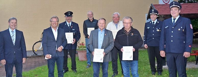 Ehrungen f&uuml;r langj&auml;hrige Mitgliedschaft in der FF Haig: Mit im Bild (von links) Landratsstellvertreter Gerhard Wunder, B&uuml;rgermeister Rainer Detsch, von rechts Benedikt Zehnter (Erster Vorsitzender) und Georg Gremer (Erster Kommandant)