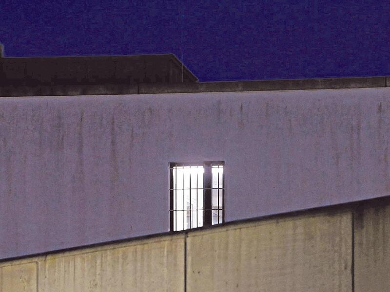 Im Gefängnis Augsburg-Gablingen sollen Häftlinge systematisch misshandelt und schikaniert worden sein. Gegen 18 Bedienstete ermittelt die Staatsanwaltschaft.
