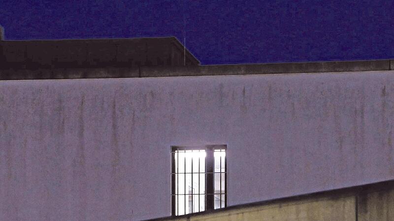 Im Gefängnis Augsburg-Gablingen sollen Häftlinge systematisch misshandelt und schikaniert worden sein. Gegen 18 Bedienstete ermittelt die Staatsanwaltschaft.