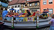 Im Kinderkarussell müssen manchmal auch Mamas und Papas mit in den Hubschrauber oder auf den Elefanten.