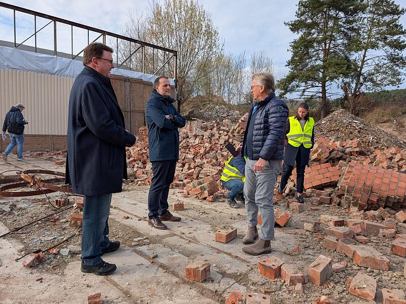 Burggrub: Abriss der Porzellanfabrik Eversberg geht voranBurggrub: Schlot der Eversberger Porzellanfabrik f&auml;llt