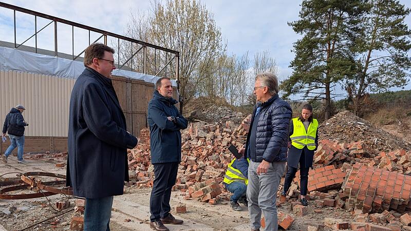 Burggrub: Abriss der Porzellanfabrik Eversberg geht voranBurggrub: Schlot der Eversberger Porzellanfabrik f&auml;llt