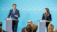 Carsten Linnemann, CDU-Generalsekret&auml;r und Vorsitzender der Programm- und Grundsatzkommission, und  seine Stellvertreterin Serap G&uuml;ler bei der Pressekonferenz zum Entwurf der Kommission f&uuml;r ein neues Grundsatzprogramm der CDU.