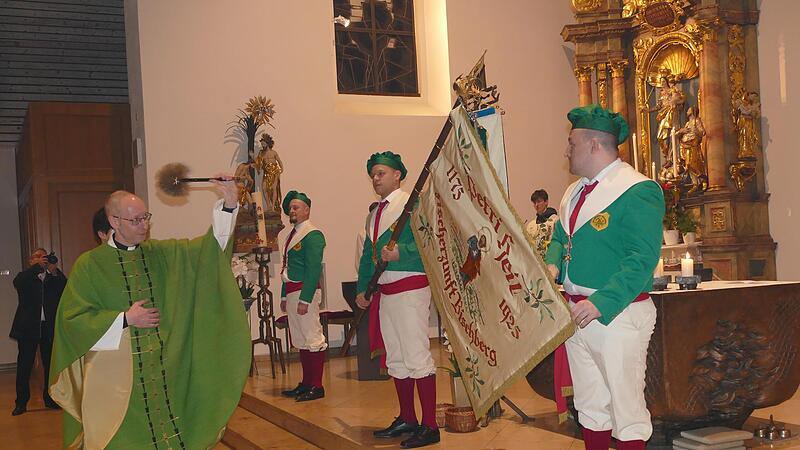 Pfarrer Sebastian Schiller segnete im Festgottesdienst die 100 Jahre alte Zunftfahne neu.