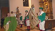 Pfarrer Sebastian Schiller segnete im Festgottesdienst die 100 Jahre alte Zunftfahne neu. Pfarrer Sebastian Schiller segnete im Festgottesdienst die 100 Jahre alte Zunftfahne neu.