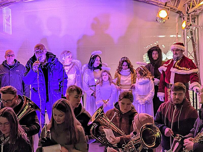 Ralf Ludewig, Vorsitzender des Stadtmarketingvereins Pro Bad Kissingen, in Begleitung vom Nikolaus, Knecht Ruprecht und dem Christkind mit seinen Engeln bei der Lichterglanz-Er&ouml;ffnung; links im Bild Oberb&uuml;rgermeister Dr. Dirk Vogel