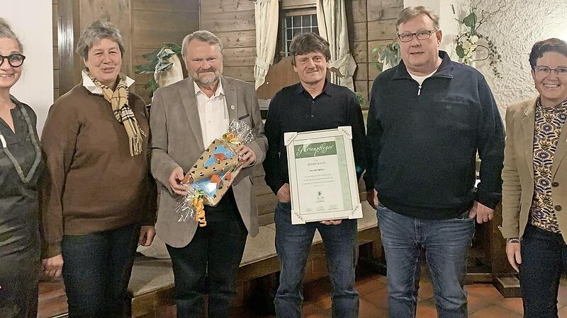 Die Zweiten Vorsitzenden des Bezirksverbandes Oberfranken für Gartenbau, Jeanette Simon Tischer (von links) und Birgit Wunderatsch, Kassierer Friedhelm Haun, Reiner Rauh mit der Gartenpflegerurkunde, der Kreisfachberater für Gartenkultur im Landkreis Forchheim, Hans Schilling, und die Vorsitzende des Bezirksverbandes, Gudrun Brendel-Fischer Die Zweiten Vorsitzenden des Bezirksverbandes Oberfranken für Gartenbau, Jeanette Simon Tischer (von links) und Birgit Wunderatsch, Kassierer Friedhelm Haun, Reiner Rauh mit der Gartenpflegerurkunde, der Kreisfachberater für Gartenkultur im Landkreis Forchheim, Hans Schilling, und die Vorsitzende des Bezirksverbandes, Gudrun Brendel-Fischer