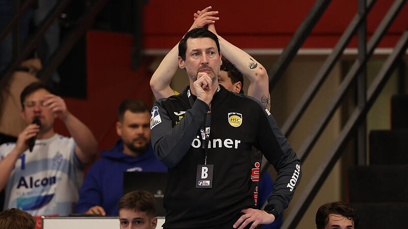 HSC-Trainer Anel Mahmutefendic gr&uuml;belt &uuml;ber die Taktik f&uuml;r das Spiel in Hamm.