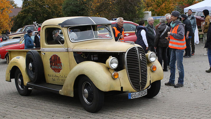 Rund 700  Old- und Youngster kamen nach Untersiemau zum 6. Oldtimertreffen und füllten den gesamten Parkplatz