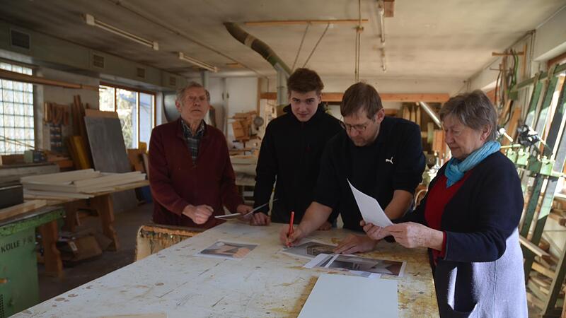 Familienrat in der Werkstatt der Schreinerei Bohl. Unser Bild zeigt (von links) Firmeninhaber Gerhard Bohl, Enkel Lukas Oehrlein, Sohn Michael Bohl und Gerda Bohl, ie gute Seele im Betrieb. Familienrat in der Werkstatt der Schreinerei Bohl. Unser Bild zeigt (von links) Firmeninhaber Gerhard Bohl, Enkel Lukas Oehrlein, Sohn Michael Bohl und Gerda Bohl, ie gute Seele im Betrieb.