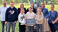 Schulleiter Bernd Schick, Artem Shalimov (Brückenklasse), Konrektorin Alexandra Riedl, Lela Scherer (5a), Lina Schmidt (5b), Elternbeirätin Bettina Dinkel, Anni Zillig (5cG), Elternbeirätin Bettina Zillig und Elternbeirätin Sevim Akasma (v. links)... Schulleiter Bernd Schick, Artem Shalimov (Brückenklasse), Konrektorin Alexandra Riedl, Lela Scherer (5a), Lina Schmidt (5b), Elternbeirätin Bettina Dinkel, Anni Zillig (5cG), Elternbeirätin Bettina Zillig und Elternbeirätin Sevim Akasma (v. links)...