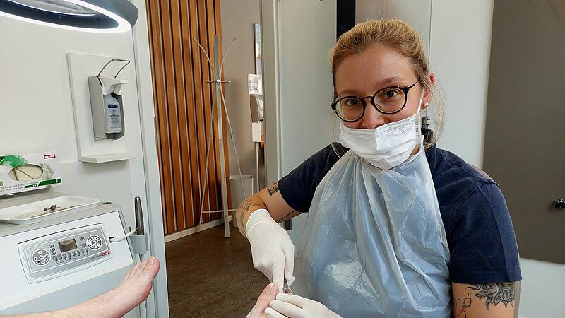 Celina Metzner hat ihren Beruf als Mechatronikerin an den Nagel geh&auml;ngt, um Podologin zu werden.