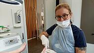 Celina Metzner hat ihren Beruf als Mechatronikerin an den Nagel gehängt, um Podologin zu werden.
