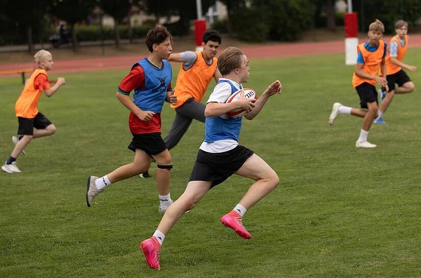 Spieler der Klasse 8c beim Angriff mit dem Ball. Spieler der Klasse 8c beim Angriff mit dem Ball.