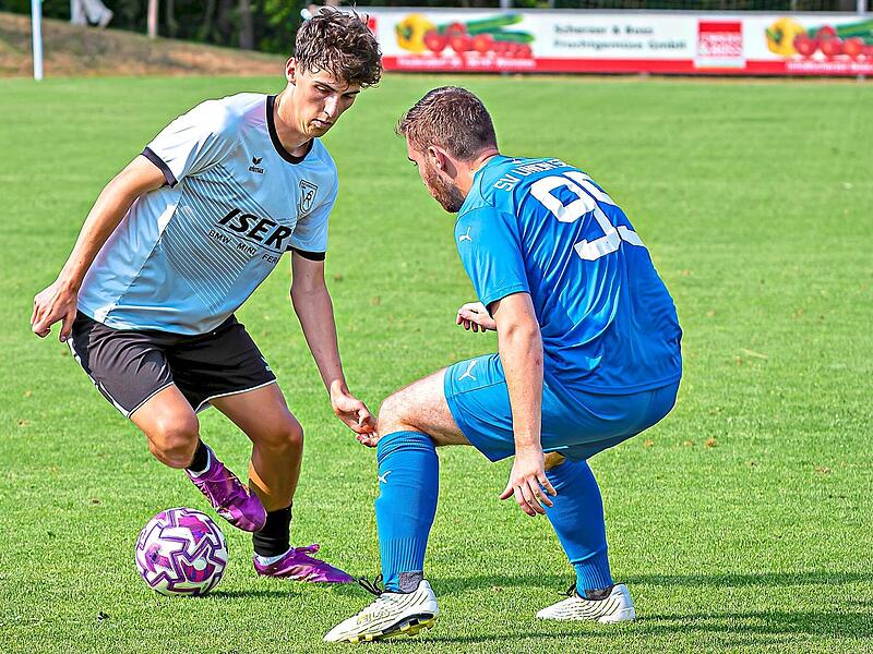 Jonas Rosa (links) war mit zwei Treffern der Matchwinner beim VfR Katschenreuth. Monika Limmer
