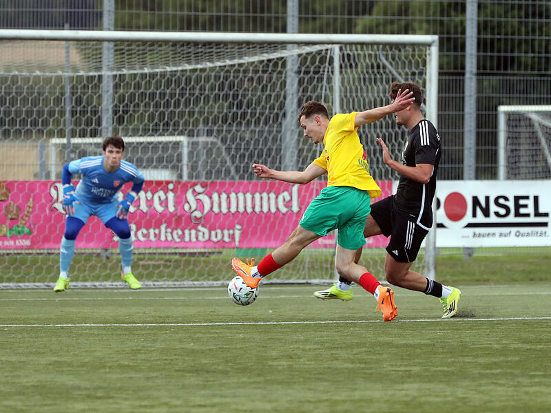 DJK Bamberg mit Vlad Saprykin gegen Jahn Regensburg II Gegen Weiden verletzte sich Vlad Saprykin (in Gelb-Grün) am Knöchel. Jetzt ist der 25-jährige Stürmer zurück, bekommt bei Don Bosco am Freitag die Startelfgarantie.