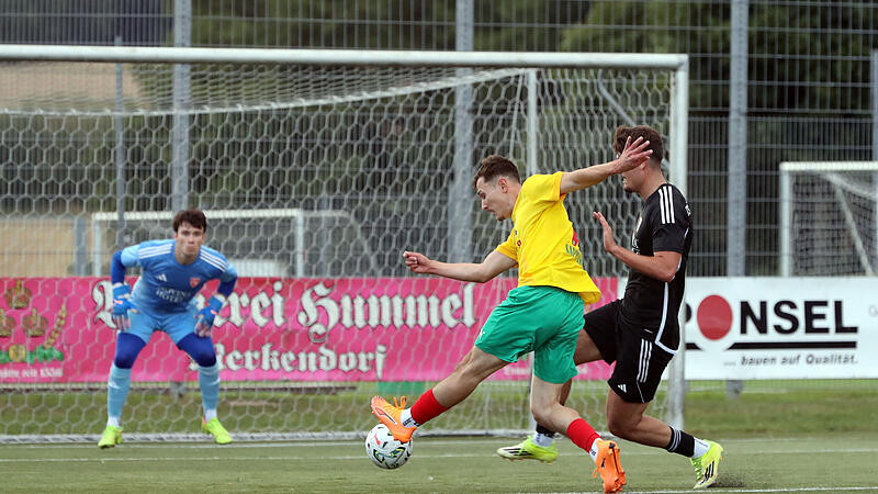DJK Bamberg mit Vlad Saprykin gegen Jahn Regensburg II Gegen Weiden verletzte sich Vlad Saprykin (in Gelb-Grün) am Knöchel. Jetzt ist der 25-jährige Stürmer zurück, bekommt bei Don Bosco am Freitag die Startelfgarantie.