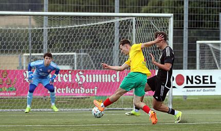 DJK Bamberg mit Vlad Saprykin gegen Jahn Regensburg II Gegen Weiden verletzte sich Vlad Saprykin (in Gelb-Grün) am Knöchel. Jetzt ist der 25-jährige Stürmer zurück, bekommt bei Don Bosco am Freitag die Startelfgarantie.