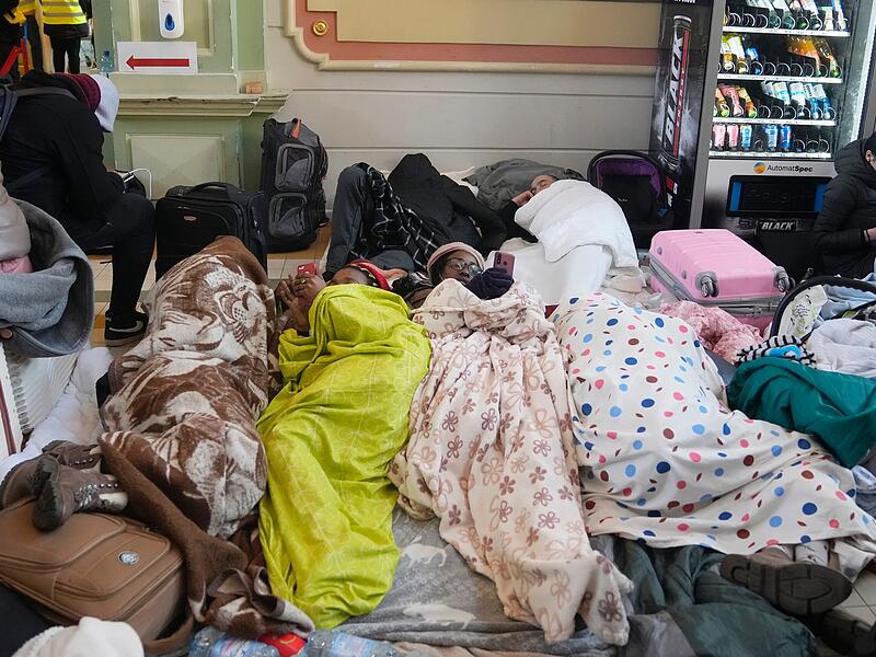 Flüchtlinge aus der Ukraine rasten am Bahnhof im polnischen Przemysl. Botschafter aus Dutzenden von Ländern unterstützten am Montag einen Vorschlag, der Russland aufforderte, seinen Angriff auf die Ukraine zu stoppen. Die UN-Generalversammlung hielt eine seltene Dringlichkeitssitzung ab, während eines Tages hektischer und manchmal zerstrittener Diplomatie rund um den fünf Tage alten Krieg.