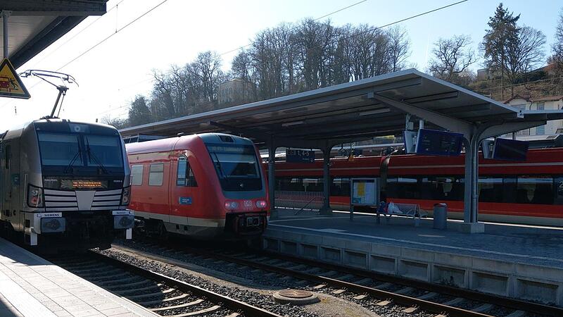 Regionalexpressz&uuml;ge am Freitag am Coburger Bahnhof. Ab dem Fahrplanwechsel im Dezember will die Bahn neue moderne Z&uuml;ge einsetzen.
