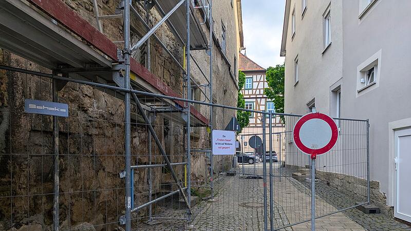 Bis auf weiteres dicht: Die Finstere Gasse ist gesperrt.