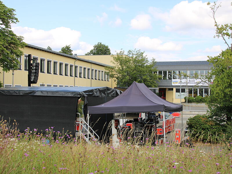Aufbau bei der Staatlichen Realschule in Neustadt