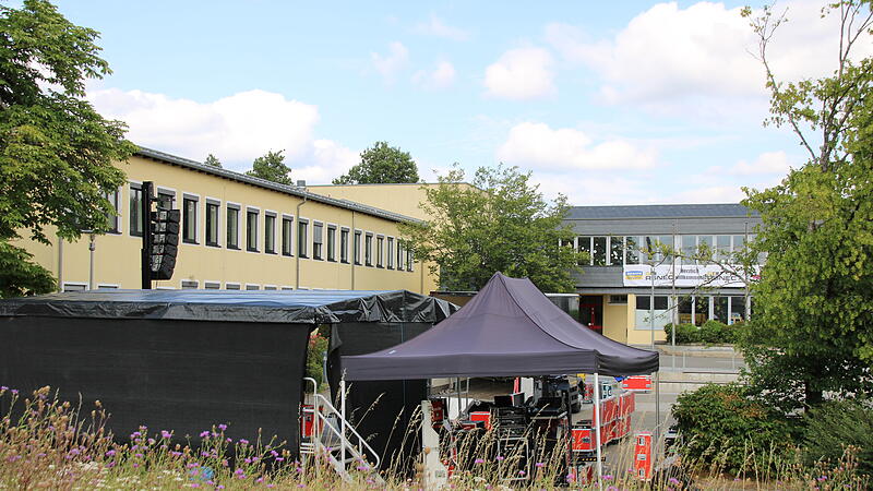 Aufbau bei der Staatlichen Realschule in NeustadtAufbau bei der Staatlichen Realschule in Neustadt Aufbau bei der Staatlichen Realschule in Neustadt