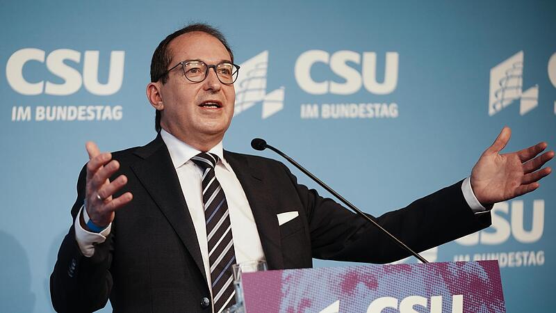 CSU-Landesgruppenchef Alexander Dobrindt (im Bild bei der letztjährigen Winterklausur der CSU-Landesgruppe) wirft der neuen Regierung vor, dass sie die nationale Schuldenbremse umgehe und „Weichenstellungen für eine Schuldenunion in Europa“ plane. CSU-Landesgruppenchef Alexander Dobrindt (im Bild bei der letztjährigen Winterklausur der CSU-Landesgruppe) wirft der neuen Regierung vor, dass sie die nationale Schuldenbremse umgehe und „Weichenstellungen für eine Schuldenunion in Europa“ plane.