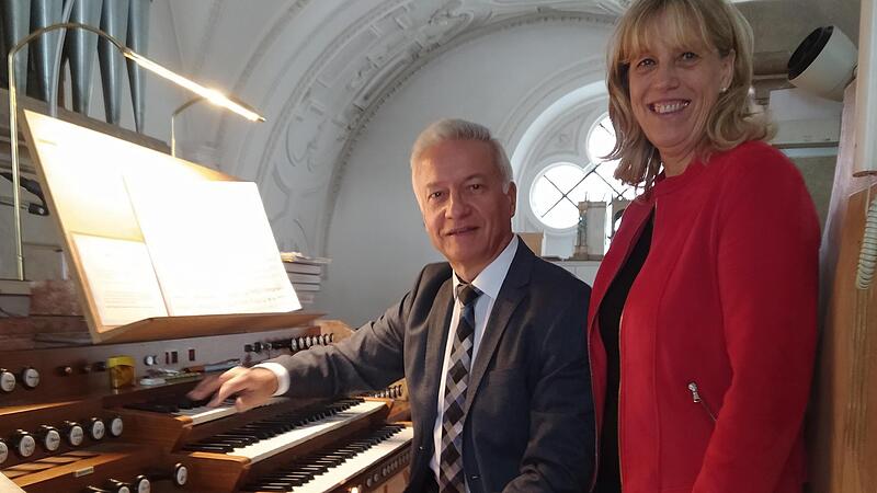 Burkhard Ascherl mit Ehefrau Brigitte an der Orgel.