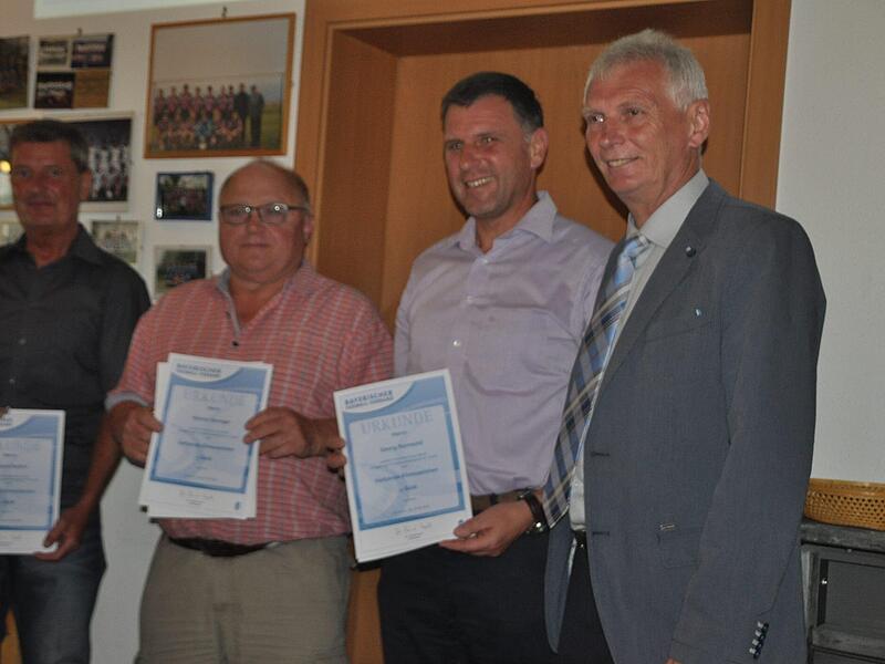 Die Verbandsehrenzeichen in Gold des Bayerischen Fußballverbandes (BFV) erhielten (von links) Richard Raithel, Helmut Deringer und Georg Reinwald vom Kreisehrenamtsbeauftragten im Kreis Coburg-Kronach, Michael Deuerling (rechts).